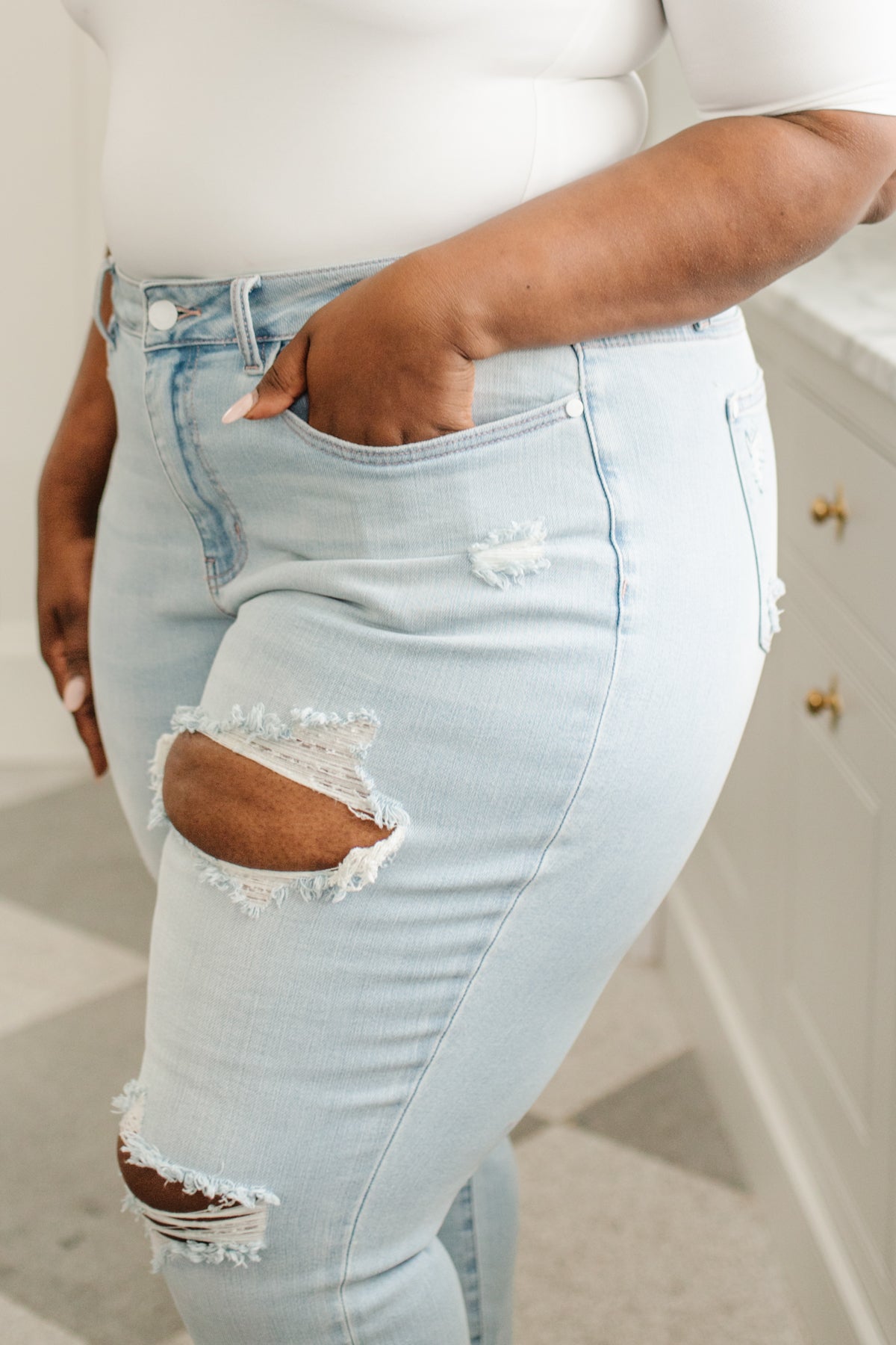 Super Light Destroyed Boyfriend Jeans